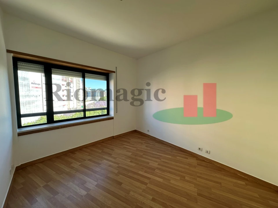 Apartamento T3 para Arrendamento em Parque das Nações Foto 9