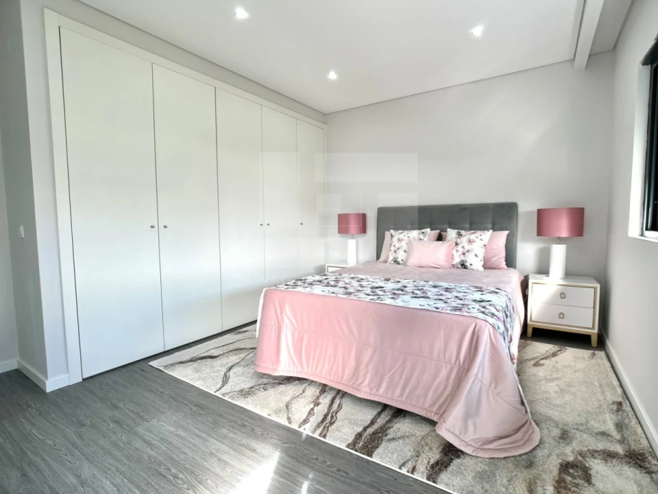 Apartamento T4 para Venda em Quelfes Foto 3