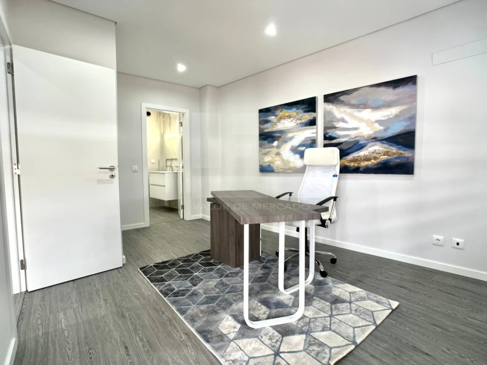 Apartamento T4 para Venda em Quelfes Foto 9