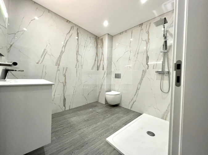 Apartamento T4 para Venda em Quelfes Foto 6