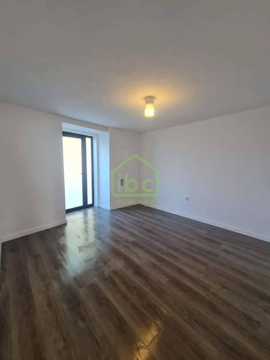 Moradia T5 para Venda em Azurara Foto 2