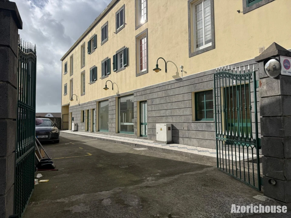 Loja para Arrendamento em Ribeira Grande (Matriz) Foto 1