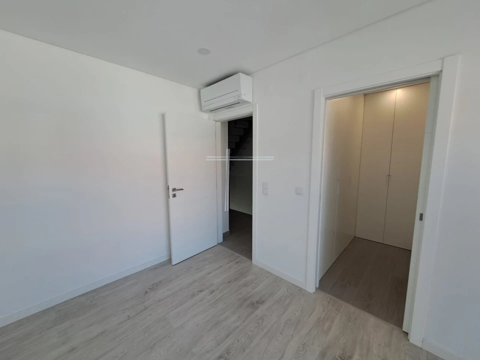 Moradia T4 para Venda em Corroios Foto 6