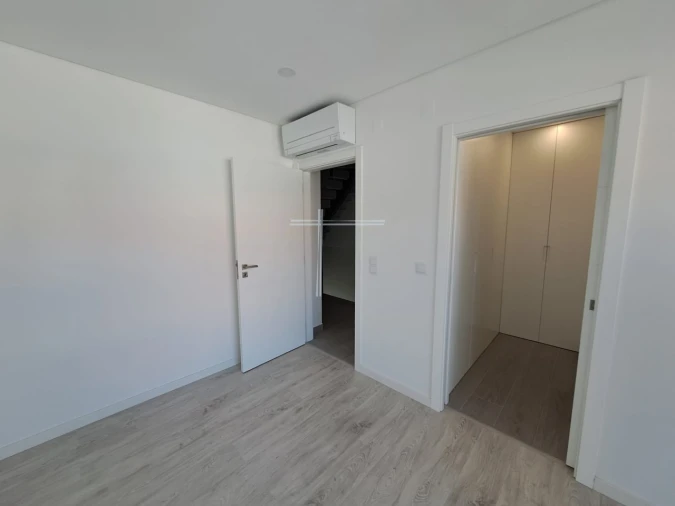 Moradia T4 para Venda em Corroios Foto 6