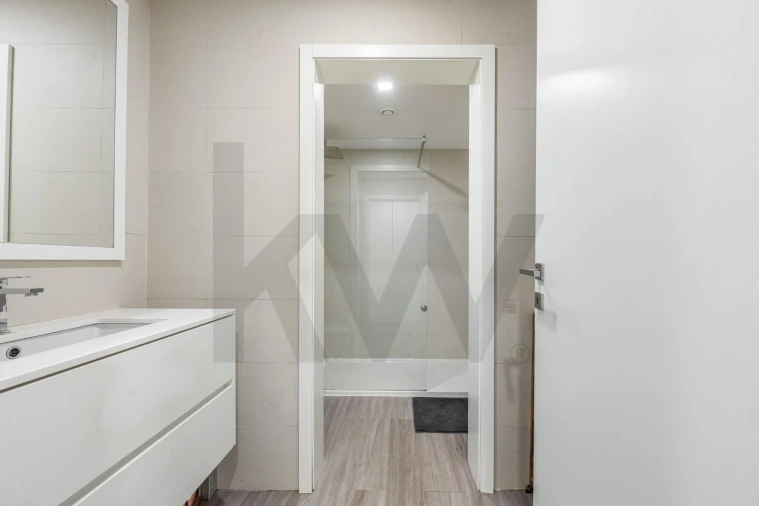 Apartamento T5 para Venda em Lordelo do Ouro e Massarelos Foto 7