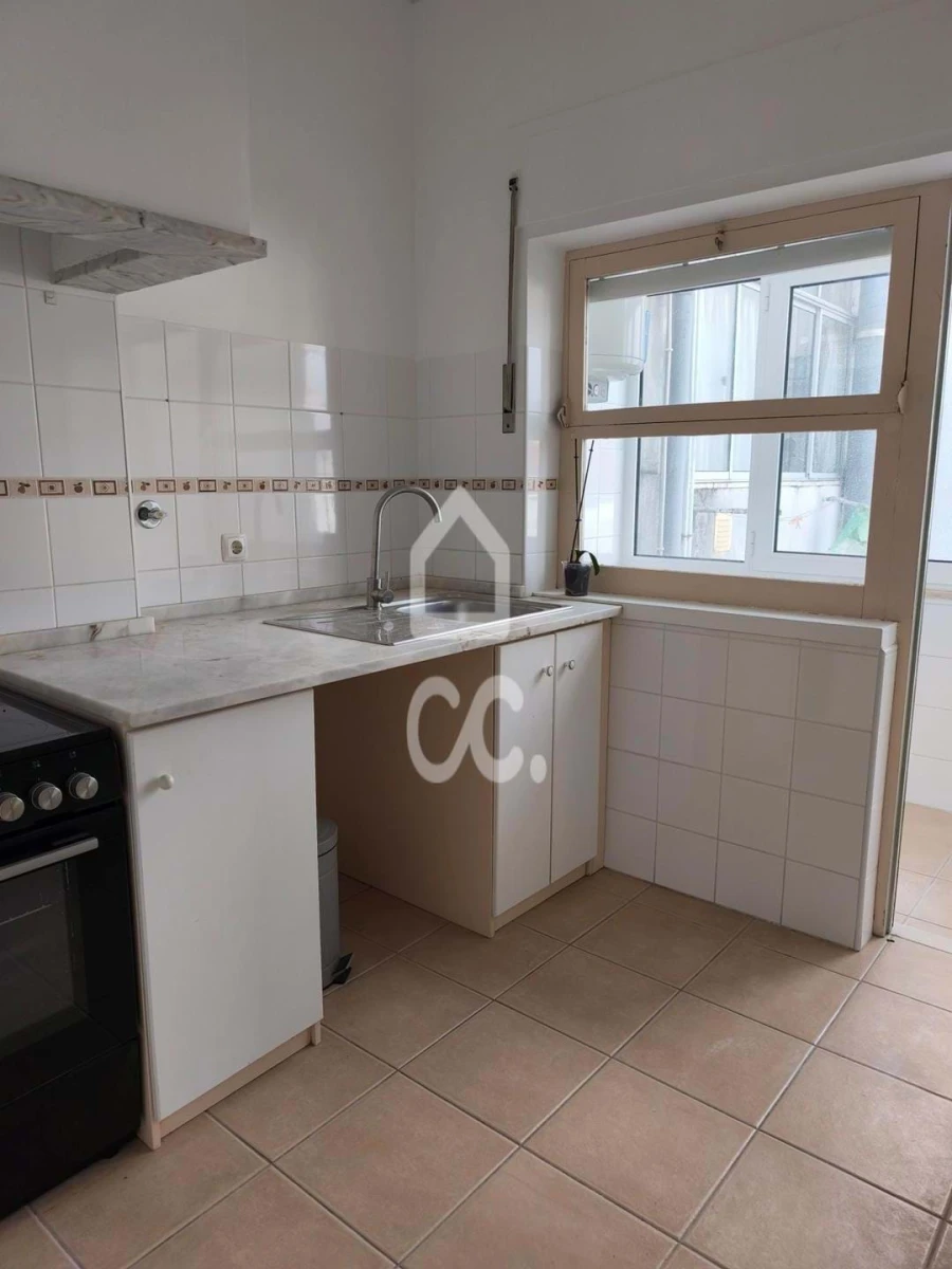 Apartamento T2 para Arrendamento em Santo Antonio dos Olivais Foto 2