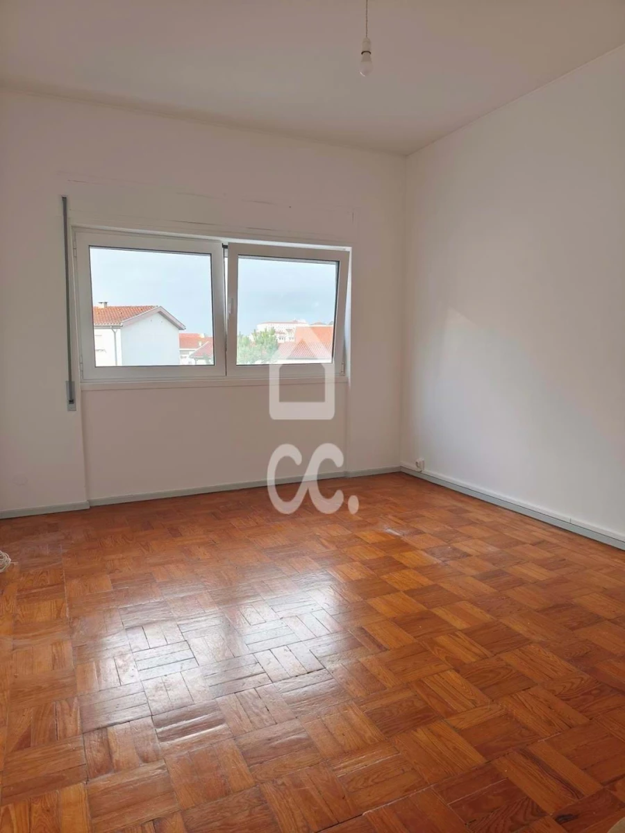 Apartamento T2 para Arrendamento em Santo Antonio dos Olivais Foto 6