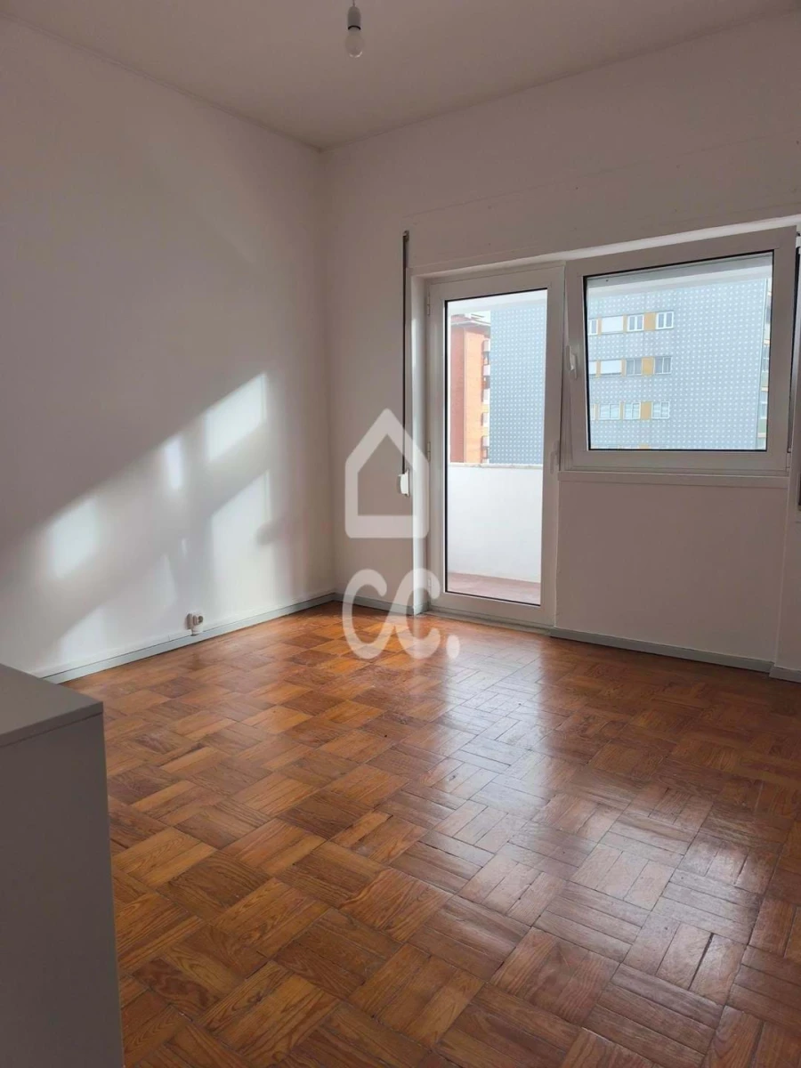 Apartamento T2 para Arrendamento em Santo Antonio dos Olivais Foto 3