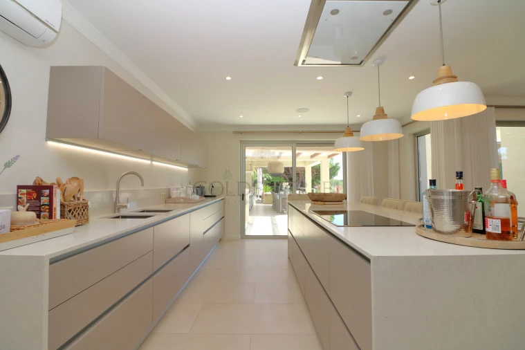 Moradia T4 para Venda em Almancil Foto 9