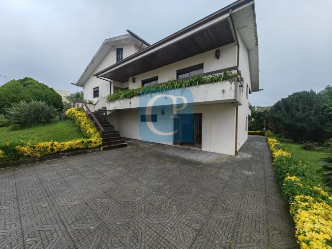 Moradia T4 para Venda em Nogueira e Silva Escura