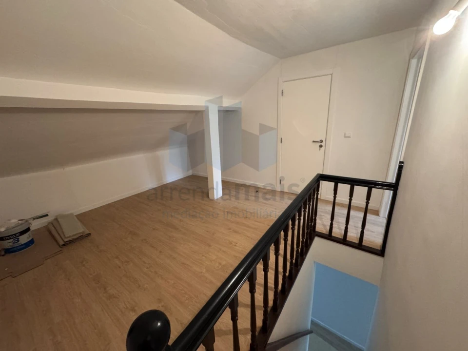 Moradia T4 para Arrendamento em Sé Nova, Santa Cruz, Almedina e São Bartolomeu Foto 2