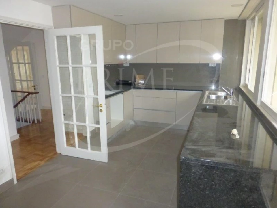 Moradia T4 para Arrendamento em Lordelo do Ouro e Massarelos Foto 3