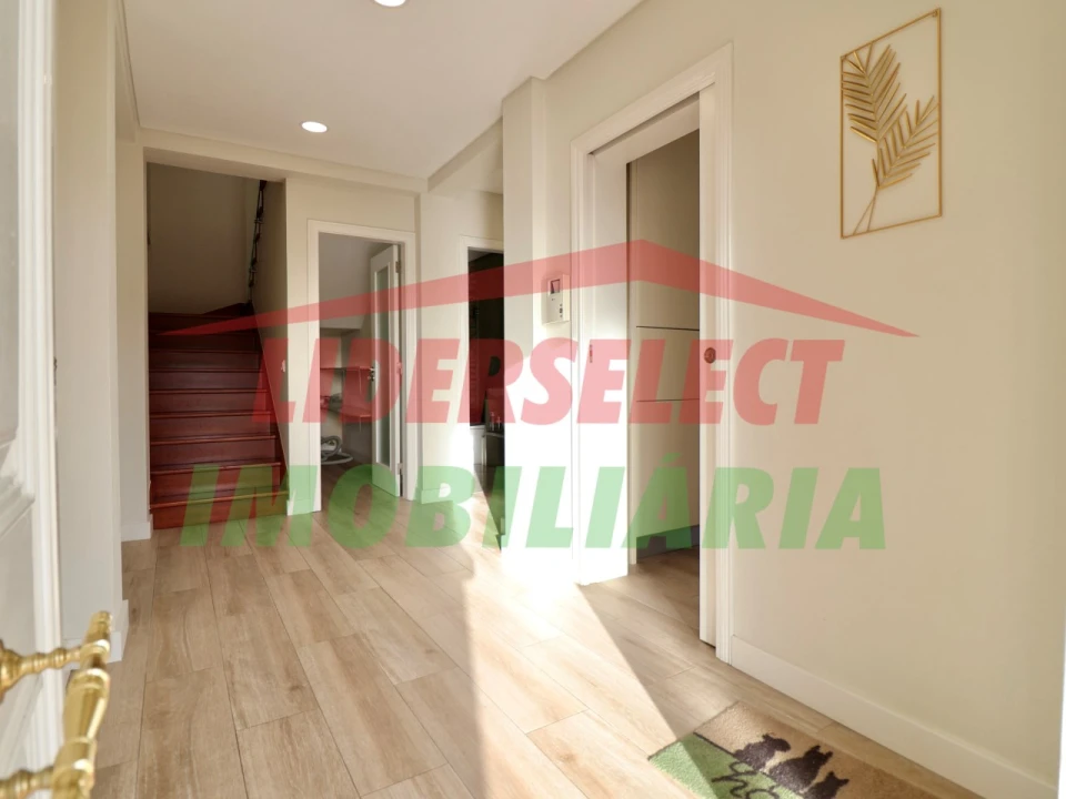 Moradia T4 para Venda em Silveira Foto 4