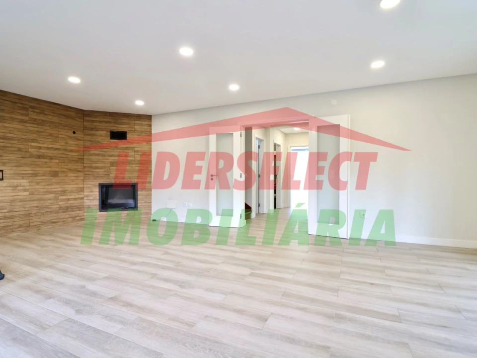 Moradia T4 para Venda em Silveira Foto 16