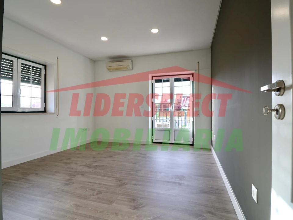 Moradia T4 para Venda em Silveira Foto 28