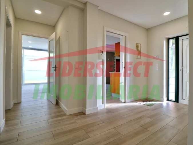 Moradia T4 para Venda em Silveira Foto 6