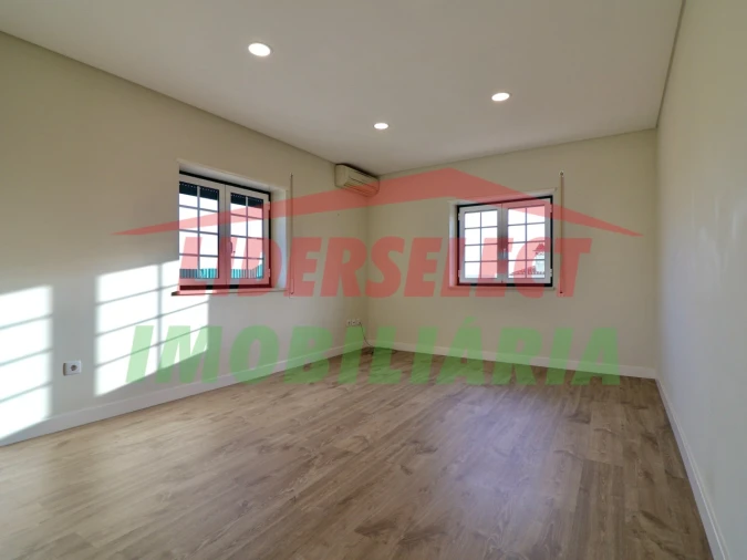 Moradia T4 para Venda em Silveira Foto 37