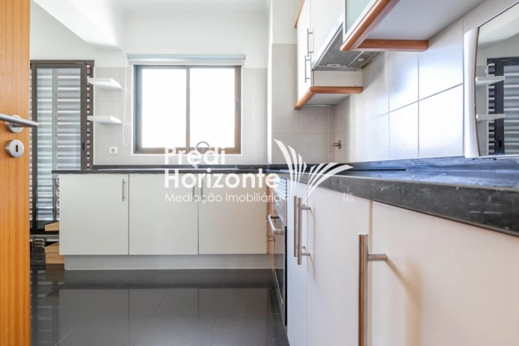 Apartamento T3 para Arrendamento em Santo Antonio Foto 8