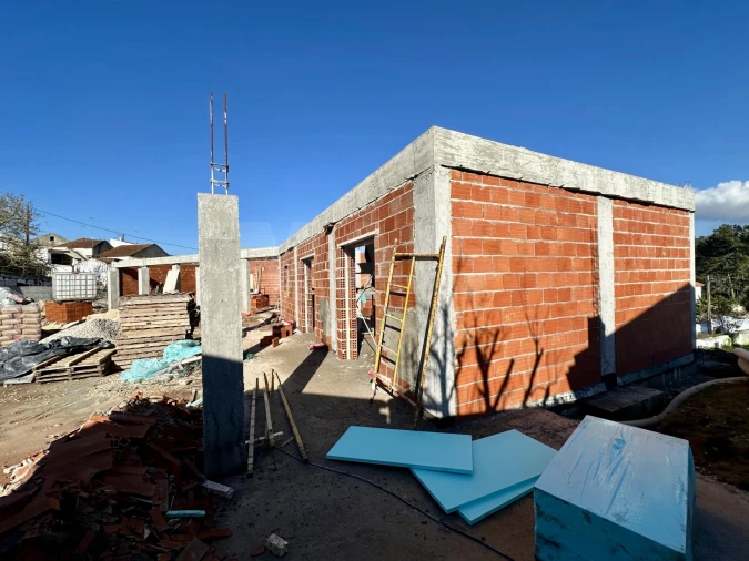 Moradia T3 para Venda em Salir de Matos Foto 9