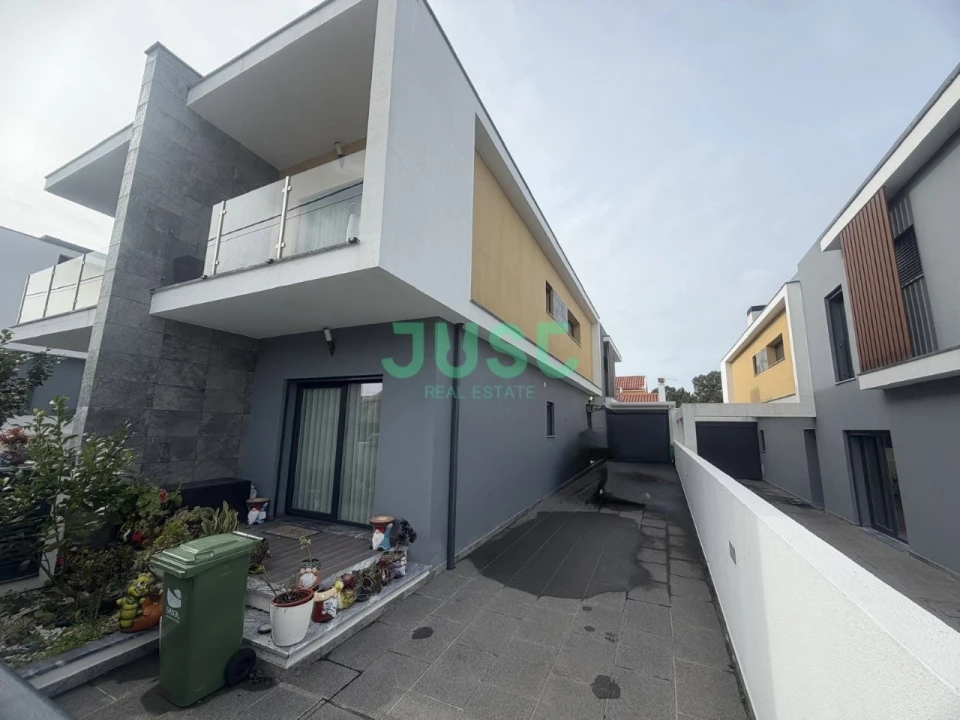 Moradia T4 para Venda em Fernao Ferro Foto 2