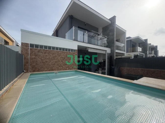 Moradia T4 para Venda em Fernao Ferro Foto 28