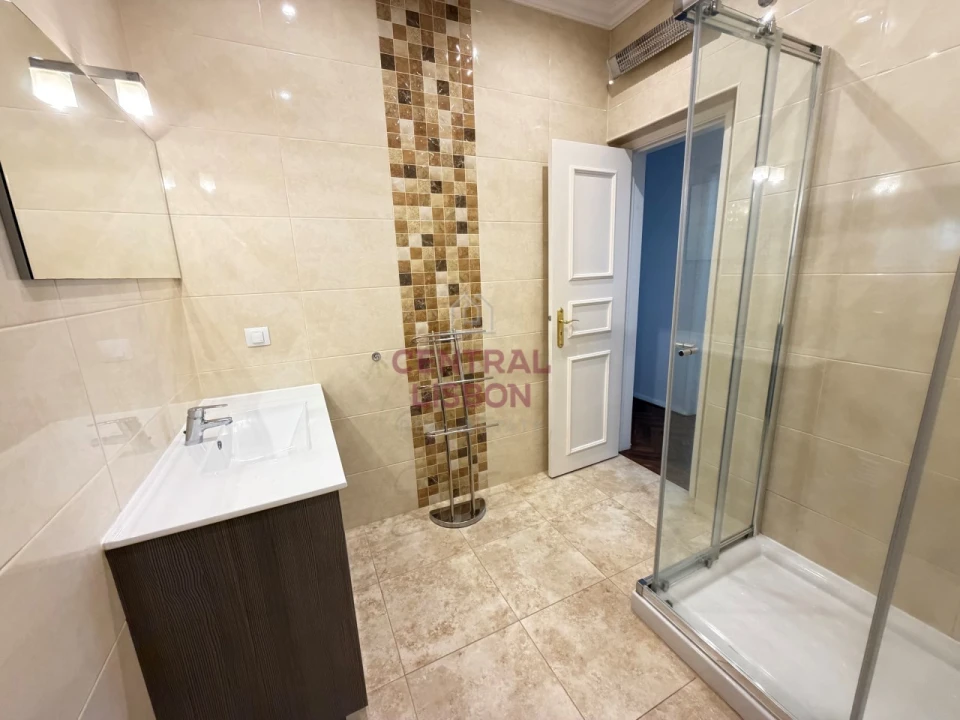 Apartamento T2 para Arrendamento em Santo António Foto 18