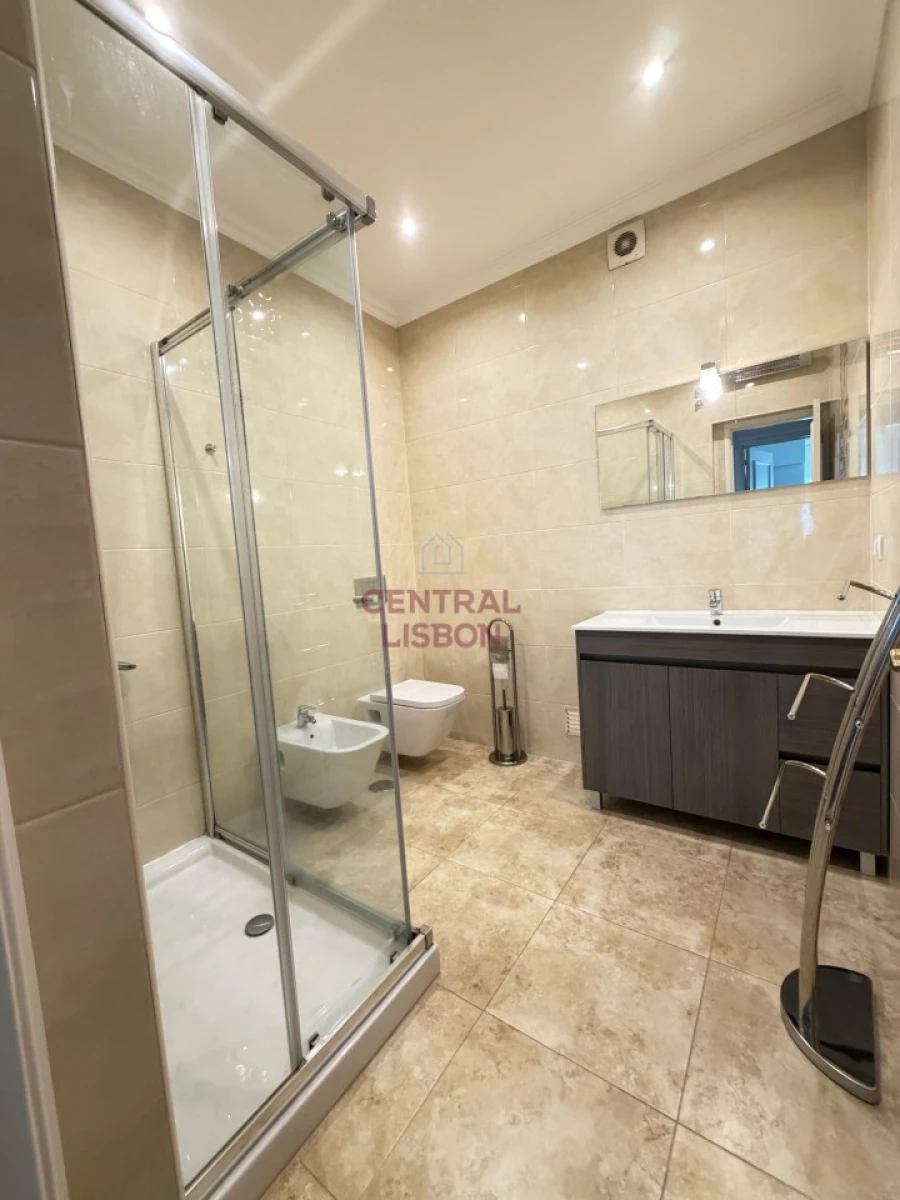 Apartamento T2 para Arrendamento em Santo António Foto 16