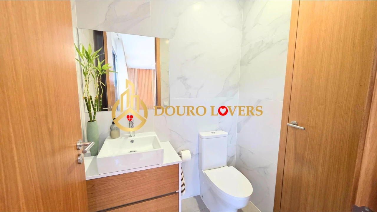 Moradia T5 para Venda em Oliveira (Santa Maria) Foto 12