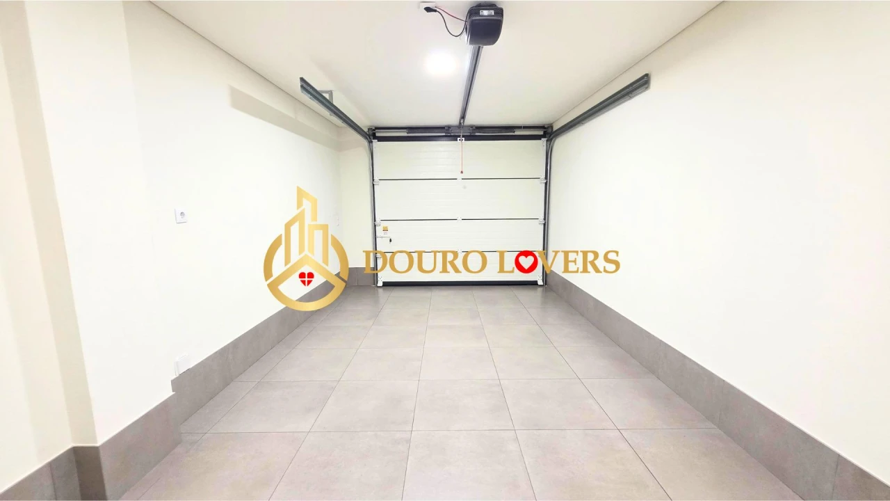 Moradia T5 para Venda em Oliveira (Santa Maria) Foto 18