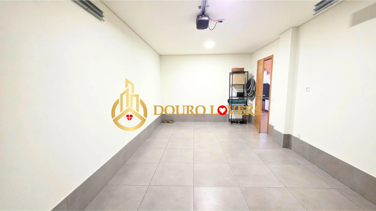 Moradia T5 para Venda em Oliveira (Santa Maria) Foto 19