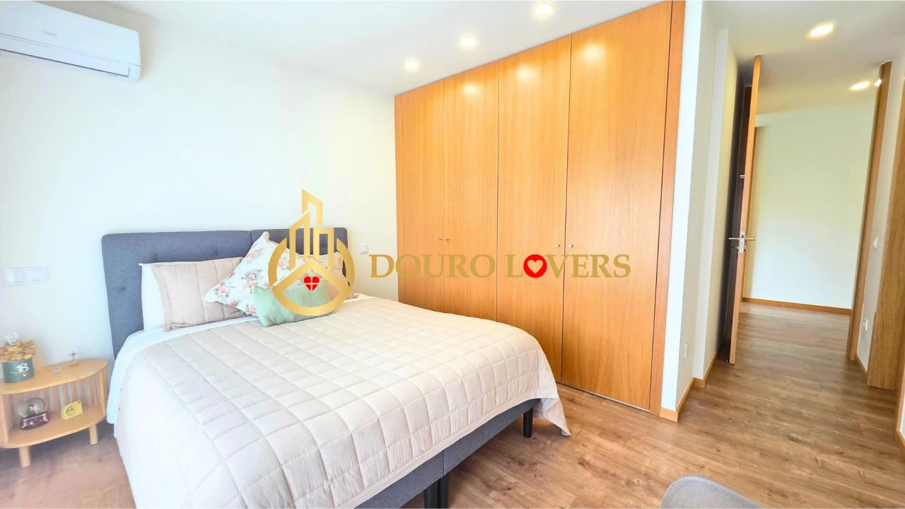 Moradia T5 para Venda em Oliveira (Santa Maria) Foto 27