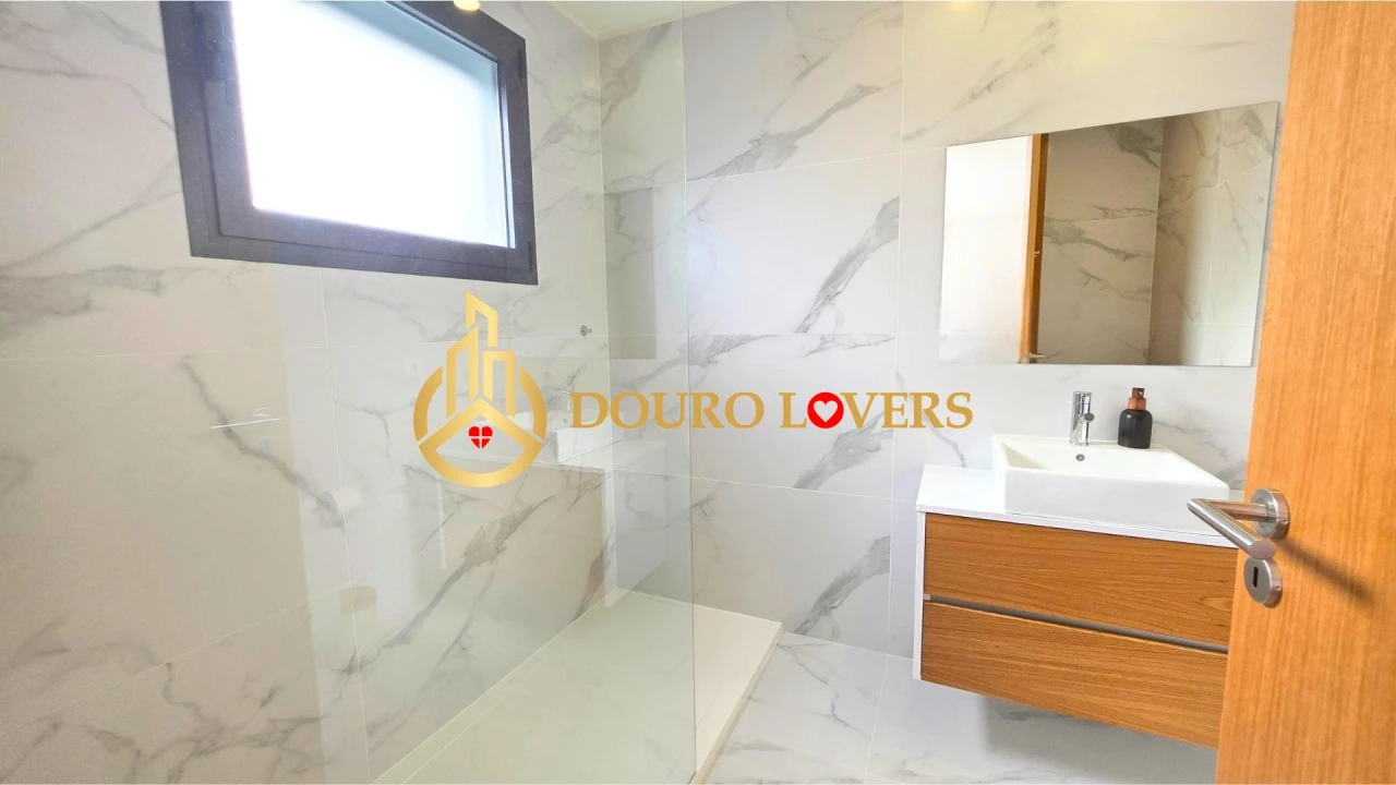 Moradia T5 para Venda em Oliveira (Santa Maria) Foto 30