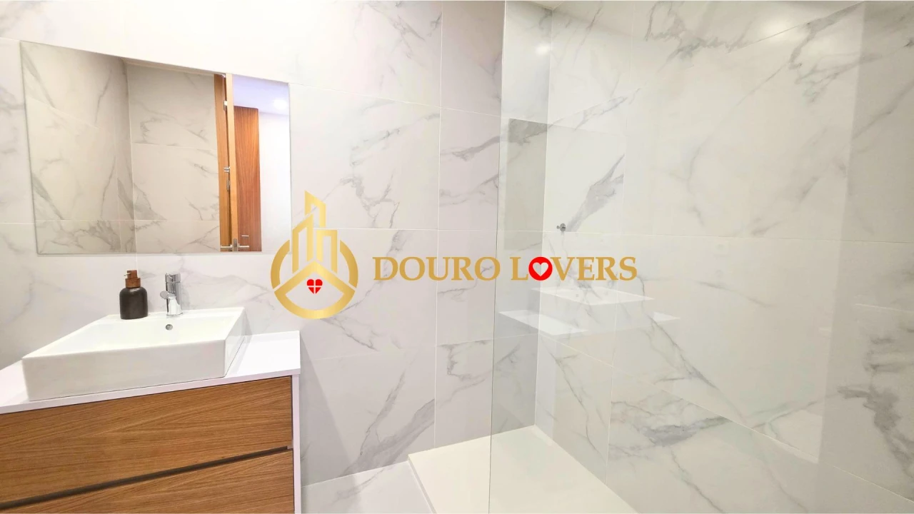 Moradia T5 para Venda em Oliveira (Santa Maria) Foto 38