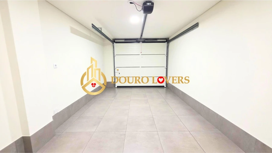 Moradia T5 para Venda em Oliveira (Santa Maria) Foto 18