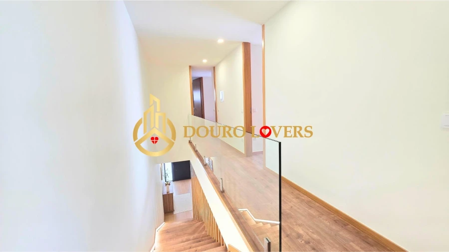 Moradia T5 para Venda em Oliveira (Santa Maria) Foto 22