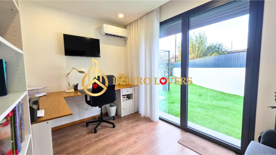 Moradia T5 para Venda em Oliveira (Santa Maria) Foto 23