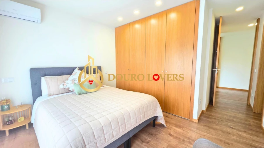 Moradia T5 para Venda em Oliveira (Santa Maria) Foto 27