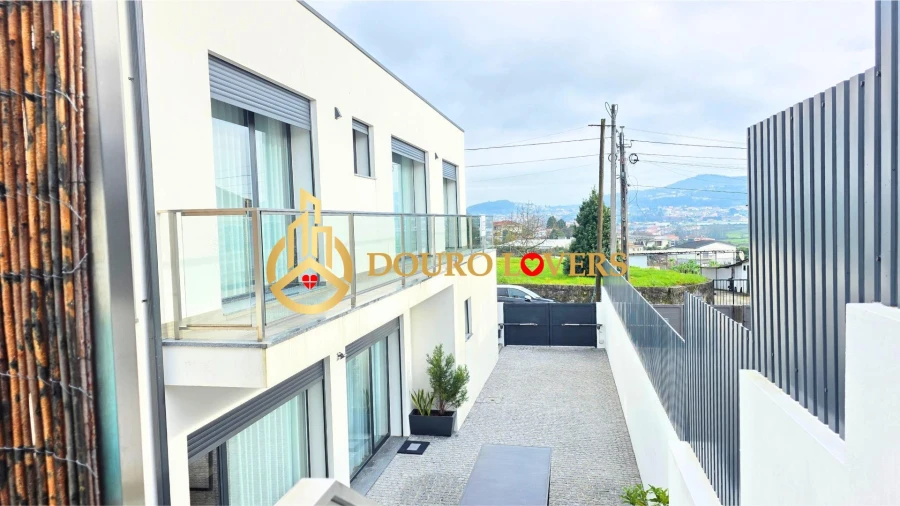 Moradia T5 para Venda em Oliveira (Santa Maria) Foto 44