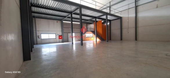 Armazém para Arrendamento em Estômbar e Parchal