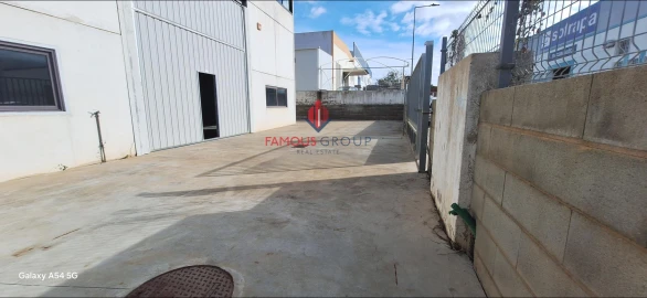 Armazém para Arrendamento em Estômbar e Parchal