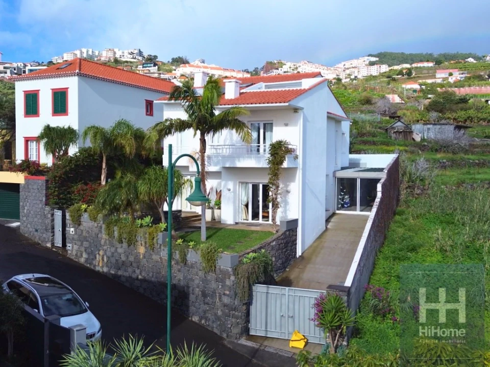 Moradia T4 para Venda em Caniço Foto 1