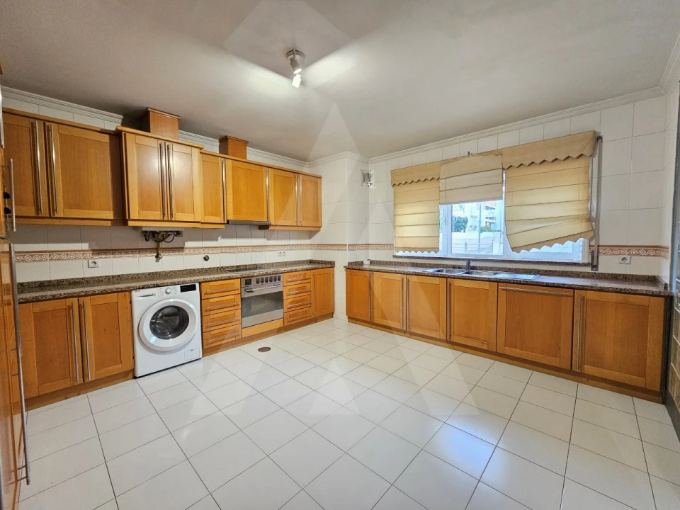 Moradia T4 para Arrendamento em Glória e Vera Cruz Foto 2