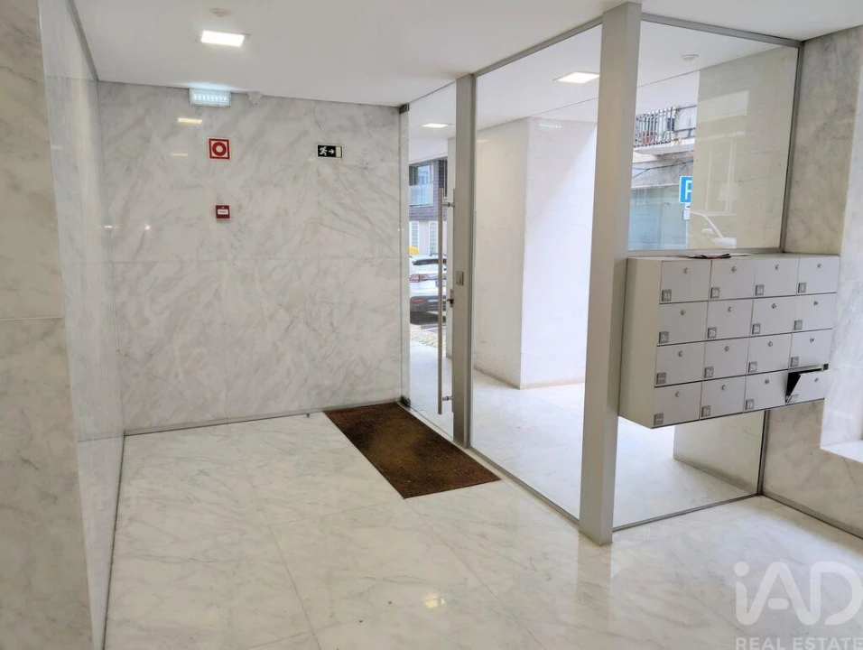 Apartamento T1 para Arrendamento em Santo António Foto 17