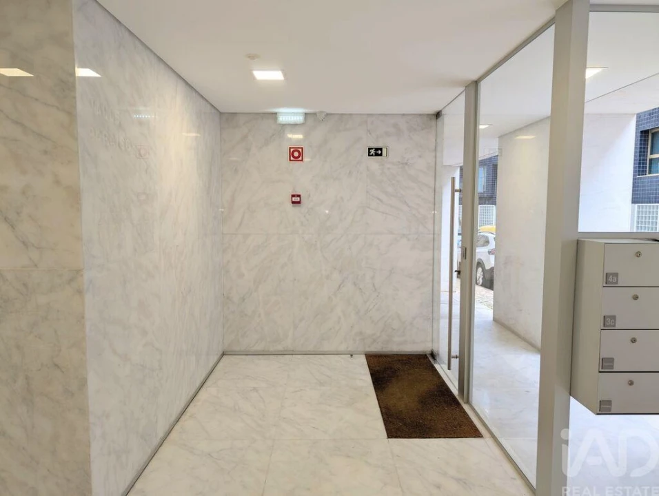 Apartamento T1 para Arrendamento em Santo António Foto 18