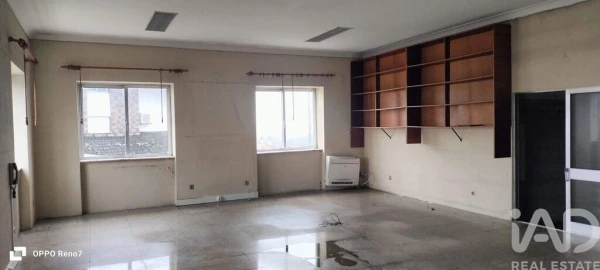 Armazém para Venda em Escapães