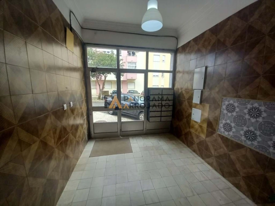 Apartamento T2 para Venda em Carregado e Cadafais Foto 36