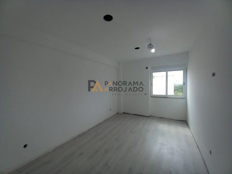 Apartamento T2 para Venda em Carregado e Cadafais Foto 45