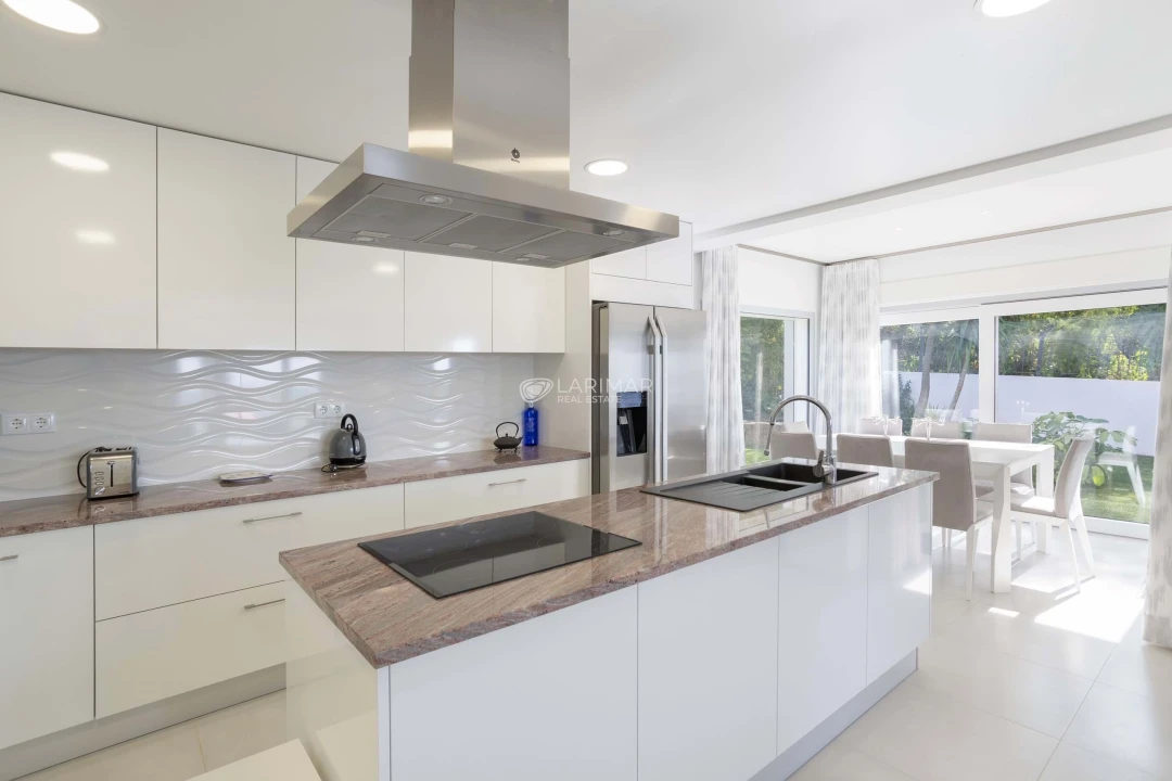 Moradia T5 para Venda em Santa Barbara de Nexe Foto 5