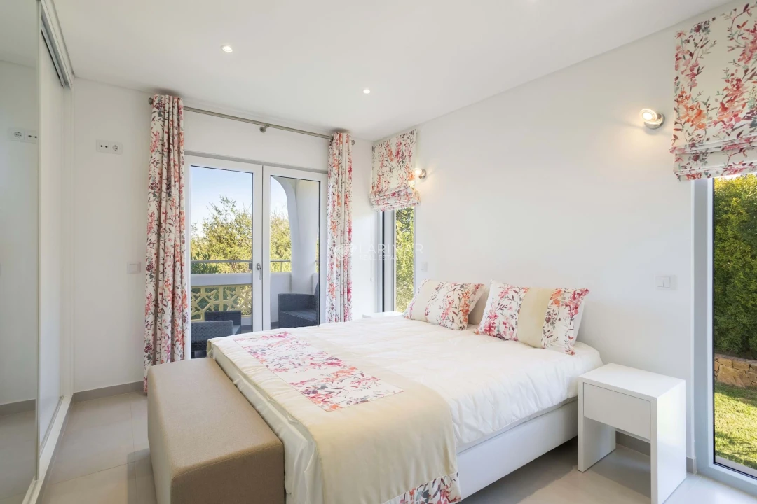 Moradia T5 para Venda em Santa Barbara de Nexe Foto 15