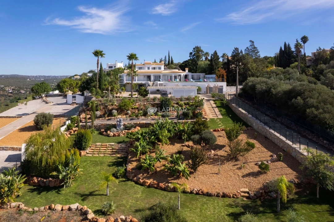 Moradia T5 para Venda em Santa Barbara de Nexe Foto 16